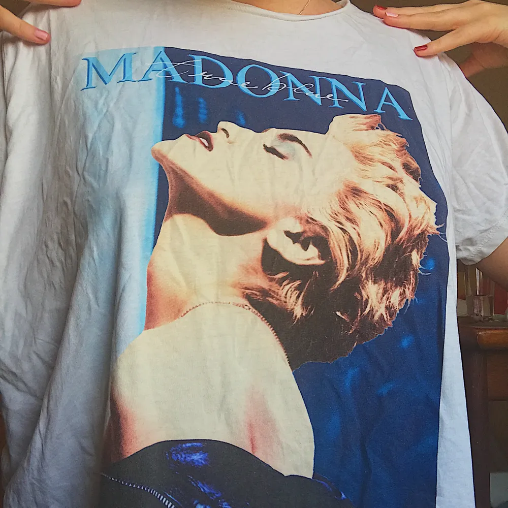 Pösig T-shirt från H&M med Madonna tryck den är väldigt bekväm och bara använd ett fåtal gånger. Köparen står för frakten.. T-shirts.