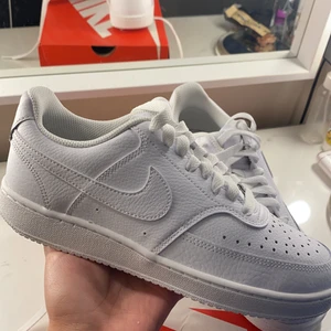 Vita Nike skor  - Vita Nike Court vision low, aldrig använda super bekväma passar till både 37 och 38 