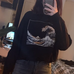 Sweater med tryck - Jättemysig och ganska tjock sweater med tryck köpt på zalando. Säljer då den inte kommer till användning. Köpt för ca 300-400, pris kan diskuteras vid snabb affär