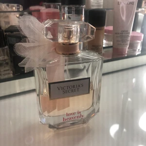 Victoria’s Secret parfym. Love is heavenly - Love is heavenly. Finns halva flaskan. Det var 100 ml då är det ca 50 ml NU. 😍💕
