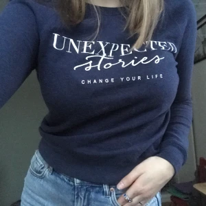 Marinblå Sweatshirt i strl XS🫐 - Köpt för 3 år sedan och är bara anvönd 2/3 gånger. Ganska stor i storleken , passar mig som har M 🫐 tröjan kommer tyvärr inte till användning!!