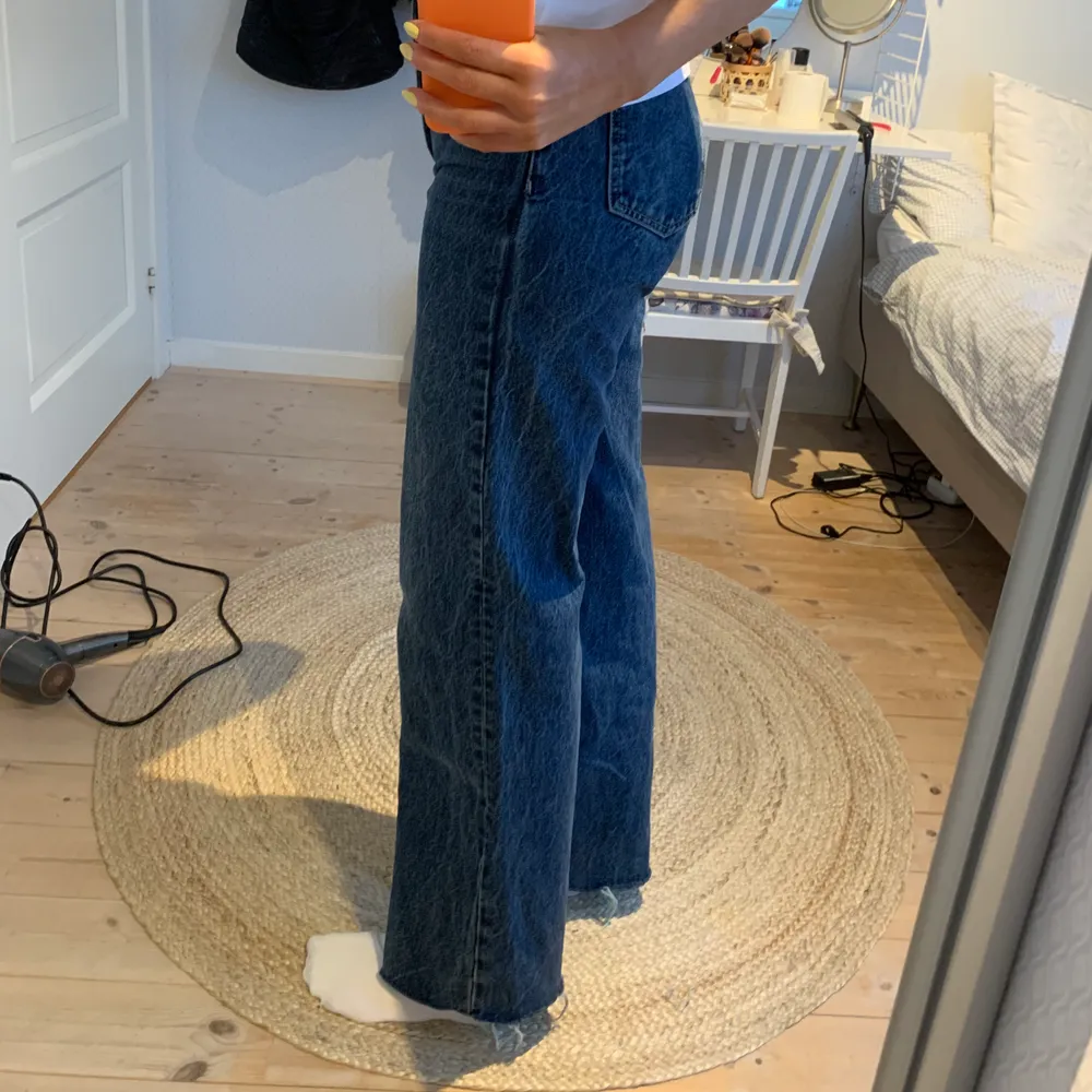 Nästan oanvända jeans från zara. Säljer på grund av att jag tycker att dem är för korta i benen för mig (är 177 cm). Buda i kommentarerna!!! Frakt 60 kr💕. Jeans & Byxor.