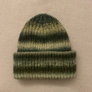 weekday mössa - fint skick och fina gröna nyanser, skriv för mer info eller bilder, köpt för 300kr 🥰 postar samma dag som den köps! buda i kommentarerna!💗💗 köp direkt för 210kr! budgivning avslutas idag 2/2 20.00 