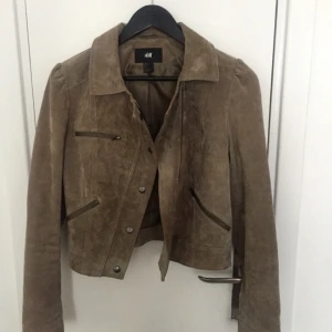  - Superhärlig jacka i mocka från Hm! Storlek 38 och i väldigt bra skick! Köpte på Tradera men den var lite stor för mig så har aldrig använt den själv.