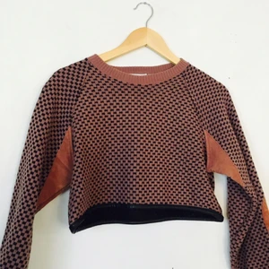  - Fullkomligt älskar denna croptop från Beyond Retro. Den är väldigt kort, slutar precis under bh-n. Den har en svart lädersöm längst ner samt nån typ av mocka under armarna och på armbågarna. Frakten ingår i priset.