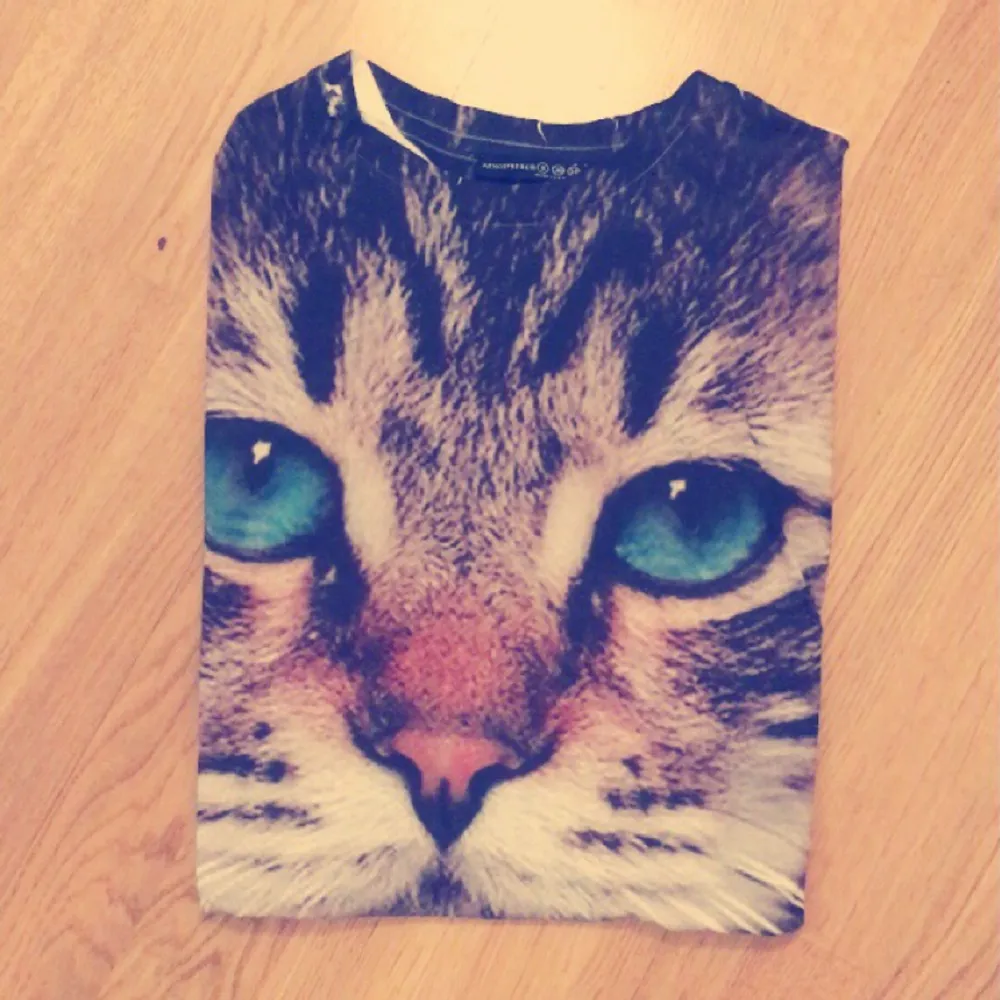 Säljer min älskade katt tröja 🐱. Köpt i London på Primark.  Köpare står för frakt 😊. T-shirts.