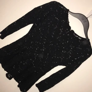  - Svart spetströja i fint skick med en silvrig dragkedja på ryggen av tröjan, frakten ingår inte 🙂