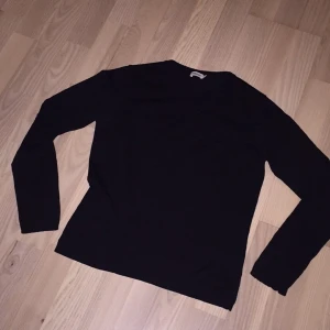  - Filippa K tröja, ett plagg i gott skick. 