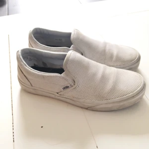  - Vita slip on Vans   🗯 köparen står för frakten eller mötes upp i Stockholm 