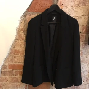  - Modern snygg kavaj. Älskar den, men den är för liten. Har haft den till allt, höga jeans och t-tröjor, klänningar och hel dress. 

Grymt material, blir aldrig skrynklig och sitter hur snyggt som helst! 