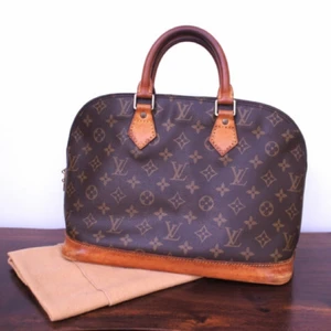 Louis Vuitton  - Fint vintage skick. Men sliten på sömnen inuti men det går att åtgärda lätt för en billig peng på ateljé eller själv.   Kan postas spårbart eller hämtas i vasastan Stockholm . Postas spårbart  via Schenker 