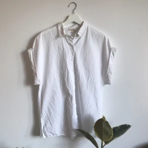  - Skjorta från hm. Aldrig använd då den är lite för stor för mig :)