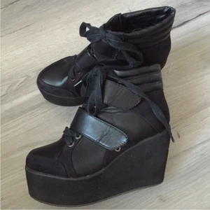  - Platåskor i svart, använda fåtal gånger och i bra skick.   Kan skicka mot frakt eller möta upp i Stockholm. 