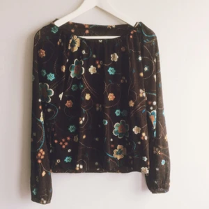  - Alltså BLUSEN, så fin men tyvärr för lite använd. Tunt material! Står ej storlek men uppskattas som att passa allt från s-l beroende på hur man vill ha den! 