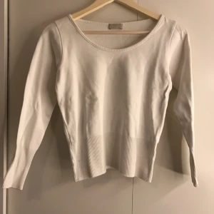  - Fin tröja från Filippa k. Köpt på second hand för 200. Fint skick och går att använda som magtröja då den är lite kortare i modellen, alternativt med höga byxor! 