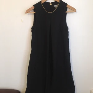  - Svart ärmlös klänning från HM storlek S Använda några gånger men jättegott skick