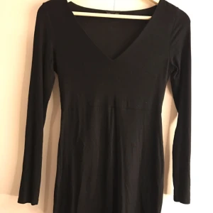  - Snygg tight liten svart från topshop. Går till mitten av låren och har fin skärning. Bra skick och normal till storleken, passar en 36a också. 