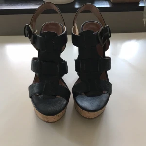  - Klackar från Scorett, märket heter Tiamo, storlek 37. Använt två gånger.