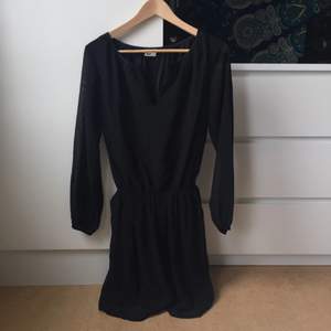 Fin festklänning från Cubus söker ny ägare! 🎼 Använd en gång till ett event. Material: 100 % polyester. 