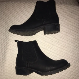  - Kängor, använda 5-6 gånger då dem är aningen för små, sulan på insida är uppskrapad. Ord. pris 399:-