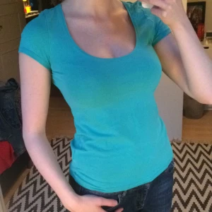  - Skönt basic T-shirt från HM i turkos. Skönt basplagg för vardagen. Använd men i gott skick! Köparen betalar frakt!