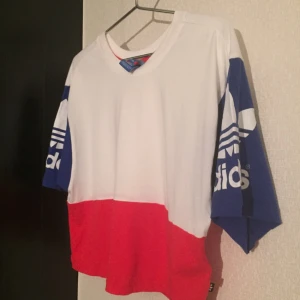  - Jätteskön adidas t-shirt
Frakten ingår ej

