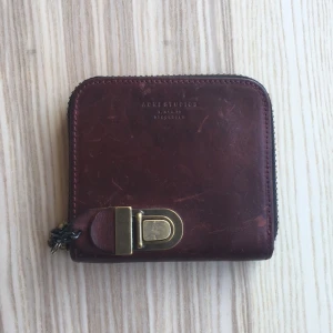  - Plånbok från acne studios ! Lite märken på därav det låga priset :) ordinariepris 1200. Har 7 fack!