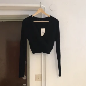  - ⭐️Wraparound croptop från BikBok, aldrig använd. Strl L Tar swish, kan mötas upp i stan. Köparen står för frakten.