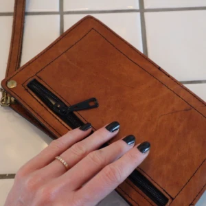  - Liten handväska i läder.