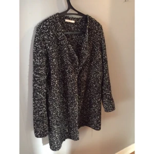  - Oversizekofta. Använd flera gånger, men fortfarande bra skick! Köpare betalar frakt, eller så möts vi i Stockholm. 