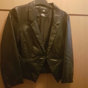  - Jag är en 36a och denna passar bra på mig. Sparsamt använd.  Ord. pris 399:- Frakt tillkommer 