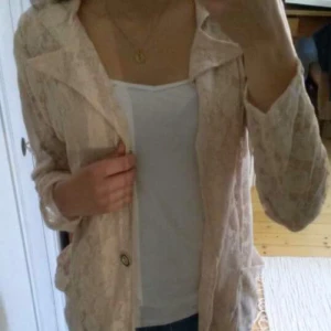  - Champagnefärgad/beige spetskavaj från bloggerskan Fokis webbshop (som inte finns längre). Storlek står inte men jag tror den är i stlk small. Knappt använd.