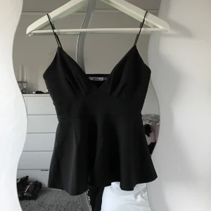  - Partytopp från Ginatricot, aldrig använd. Storlek XS och säljer för 50kr.