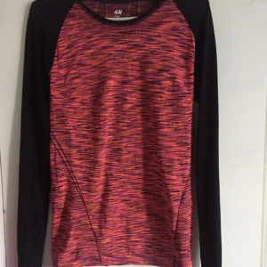  - Träningströja från H&M. Använd fåtal gånger.