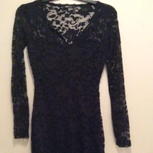  - Festklänning med spets i stl M