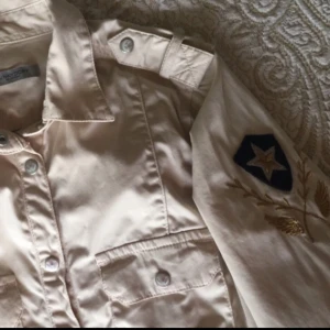  - Hunkydory skjorta, perfekt skick förutom att en knapp vid brösten är borta (går lätt att fixa) 