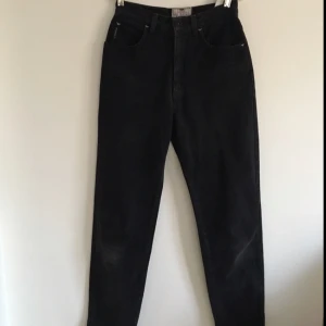  - Svarta Armani jeans med en highwaisted, lös fit. Säljs på grund av att dem är för små för mig. 💔
Jag har storlek 26 och dem är alldeles för tajta i midjan på mig men sitter ändå rätt så löst i benen. Skulle sitta som ett par riktiga momjeans på en 24-25! Alltså inte en slim fit :)

✨Kontakta om frågor uppstår elr fler bilder önskas✨