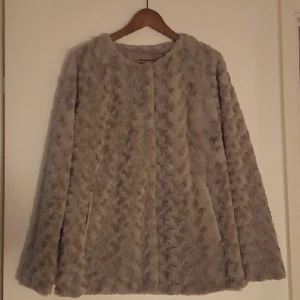  - Lurvig jacka i nyskick. 250kr plus porto.