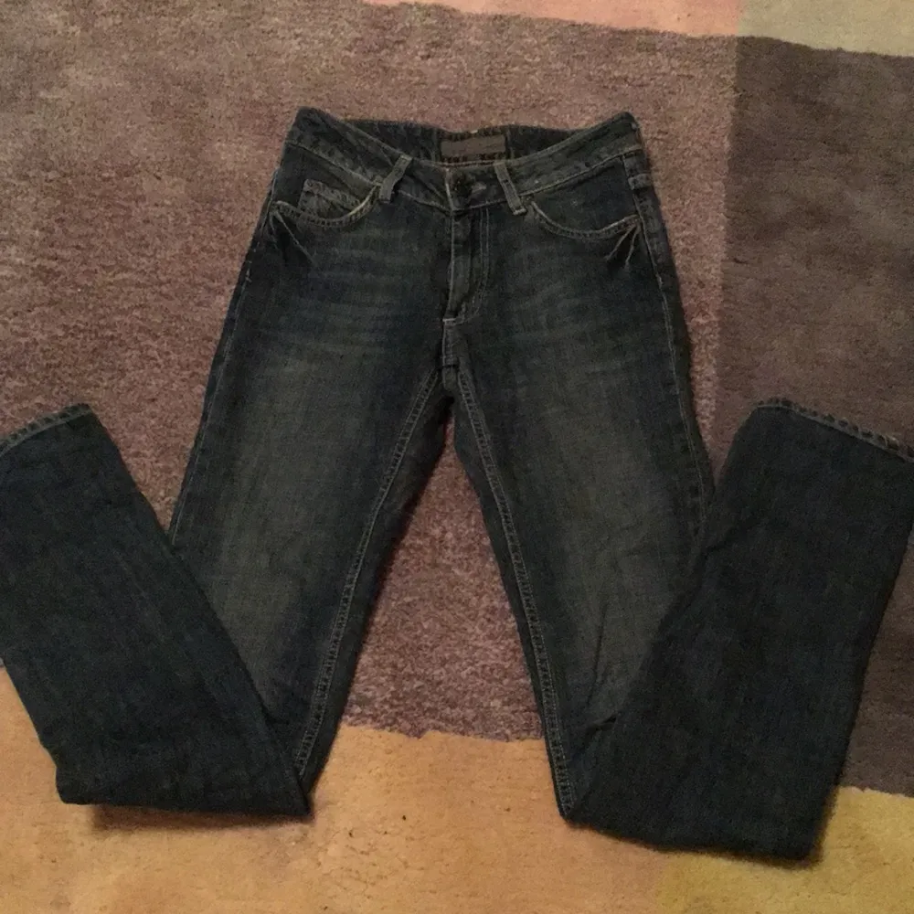 Acne jeans i snygg tvätt: Blur. Modell: Hex. Fint skick. Väldigt lite använda, någon enstaka gång bara. . Jeans & Byxor.