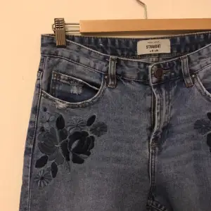 Mom jeans från New Look, passar en 34-36, helt nya👖🕶 