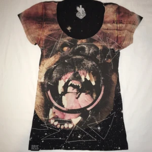  - Urringad T-shirt från Drop Dead, som ny