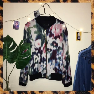  - Snygg tunn bomberjacka i sammetstyg. Den är egentligen mönstrad men går att vända ut-och-in så att den blir svart istället, så två jackor i en liksom! I bra skick :)