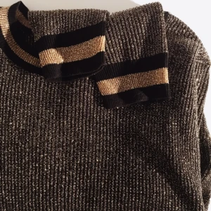  - Guldglitter tröja med ränder vid hals, handled och nertill - älskar denna tröja men har inte kommit till användning! Väldigt bra skick. Har swish, frakt betalas av köparen. 🌸