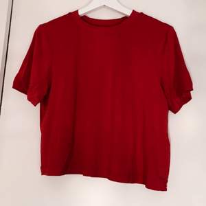 Röd t-shirt från Gina Tricot! Köpte i storlek L pga. ville ha den lite mer oversize
