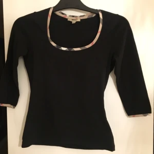  - Äkta burberry. Perfekt skick. Frakt +49kr