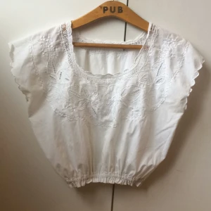  - Jättefin vit topp med mönster i romantisk stil 