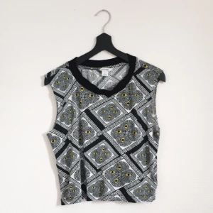  - Coolt mönstrad crop top från Monki. Knappt använd. Frakt tillkommer! 