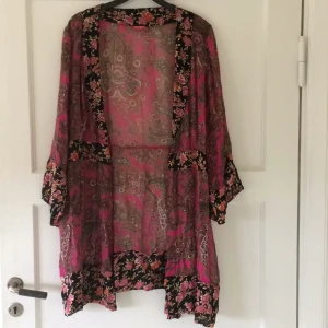  - Vacker, tunn mönstrad kimono🌸