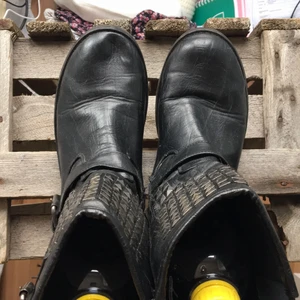  - Snygga svarta nitboots Sparsamt använda