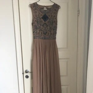 - Jätte fin långklänning till finare fester. Har själv använt klänningen en gång på bröllop (tvättad efteråt).  Klänningen är i jätte fin skick - Stretchig material - passar perfekt för S (36) för tjejer som är 167-177cm  Funkar perfekt även för 176-177cm